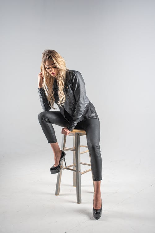 有关坐, 垂直拍摄, 女人的免费素材图片