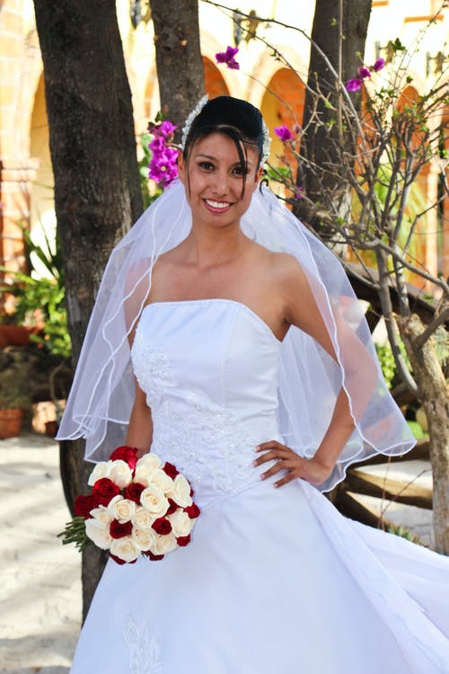 有关垂直拍摄, 女人, 婚纱礼服的免费素材图片