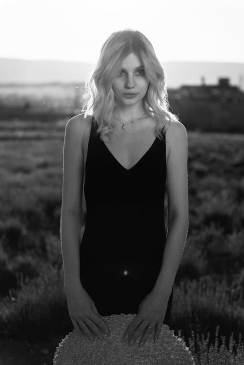 有关单色, 垂直拍摄, 女人的免费素材图片