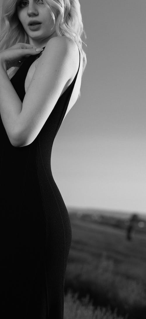 有关单色, 垂直拍摄, 女人的免费素材图片