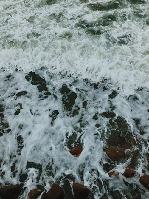 有关垂直拍摄, 岩石, 岸边的免费素材图片