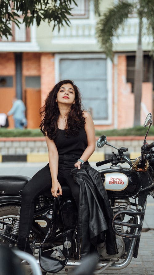 有关单肩包, 坐, 垂直拍摄的免费素材图片