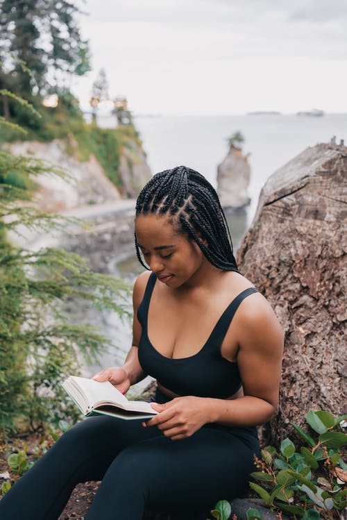 有关坐, 垂直拍摄, 女人的免费素材图片