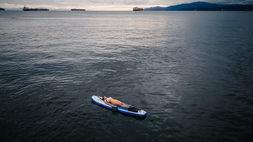 有关冷, 女人, 放松的免费素材图片