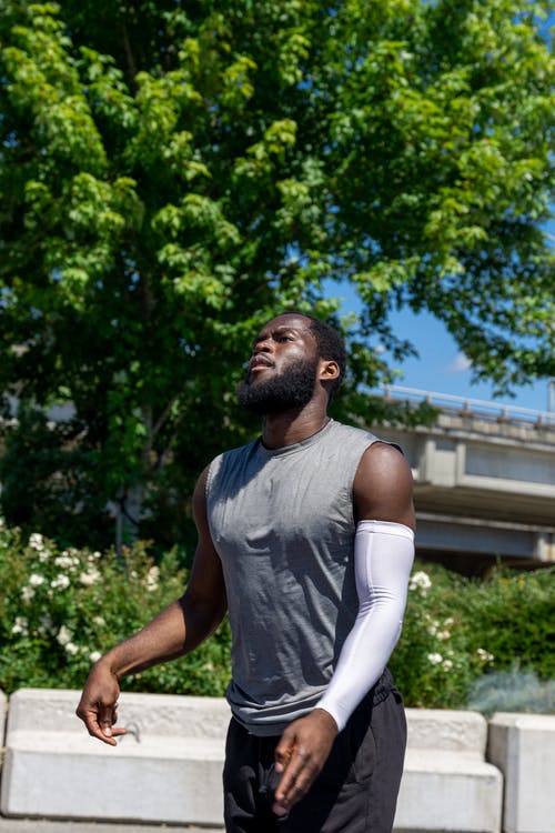 有关人, 垂直拍摄, 播放的免费素材图片