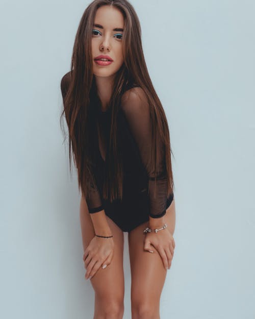 有关垂直拍摄, 女人, 工作室的免费素材图片