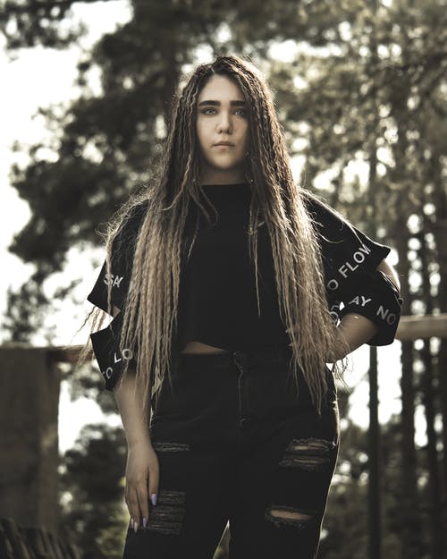 有关垂直拍摄, 女人, 手放在臀部的免费素材图片