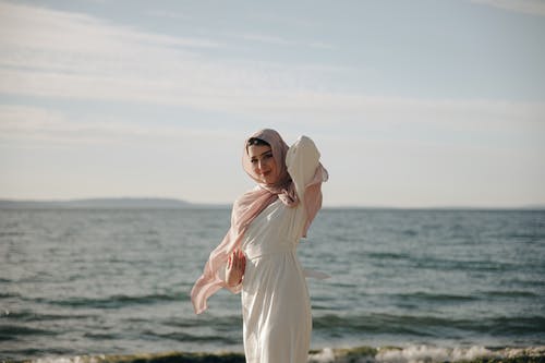 有关女人, 岸边, 微笑的免费素材图片