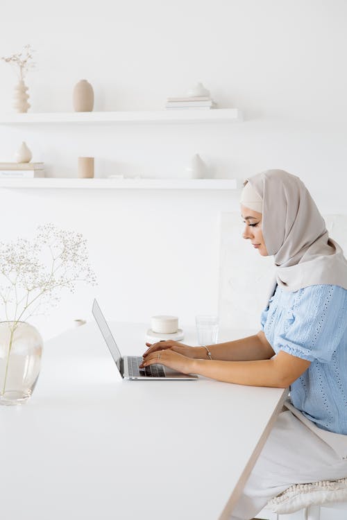 有关侧面图, 在线课程, 垂直拍摄的免费素材图片