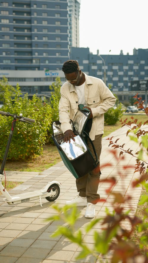 有关保温袋, 垂直拍摄, 握住的免费素材图片