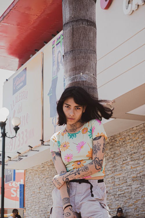 有关倚, 刺青的, 垂直拍摄的免费素材图片