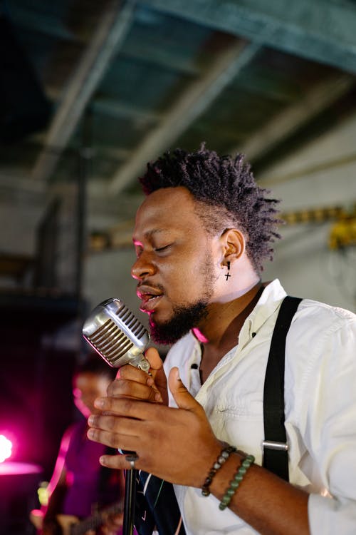 有关唱歌, 垂直拍摄, 执行的免费素材图片