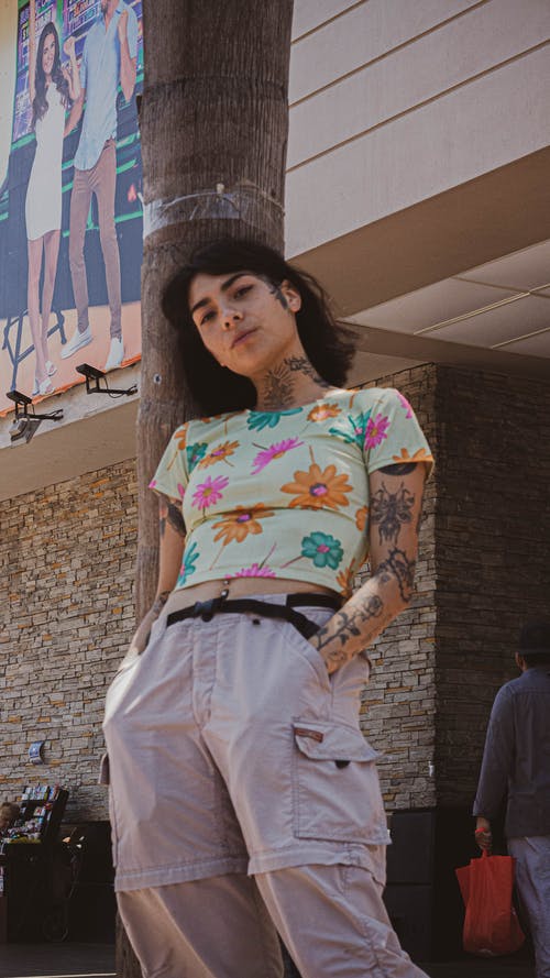 有关倚, 刺青的, 垂直拍摄的免费素材图片