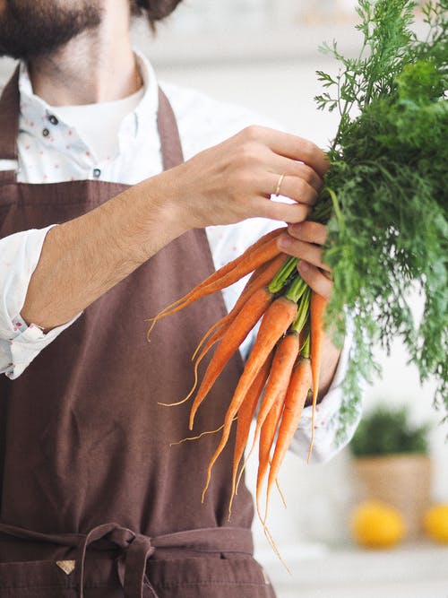 有关垂直拍摄, 手, 红萝卜的免费素材图片