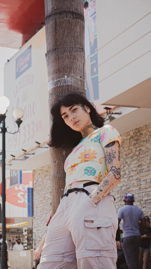 有关倚, 刺青的, 垂直拍摄的免费素材图片