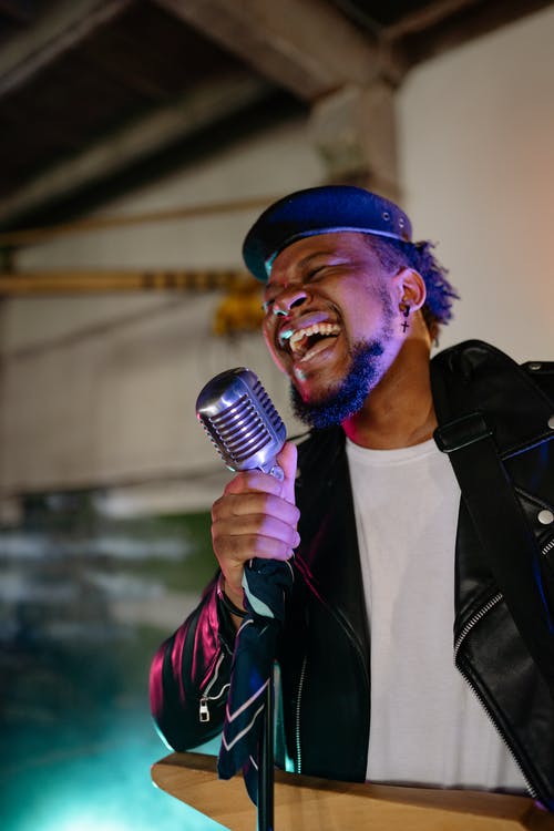 有关唱歌, 垂直拍摄, 握住的免费素材图片