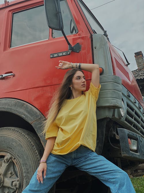 有关交通系统, 卡车, 女人的免费素材图片