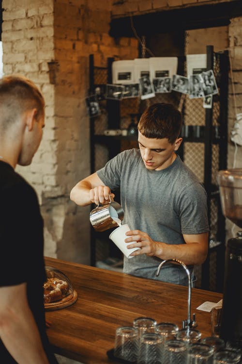 有关不锈钢牛奶壶, 倾注, 垂直拍摄的免费素材图片
