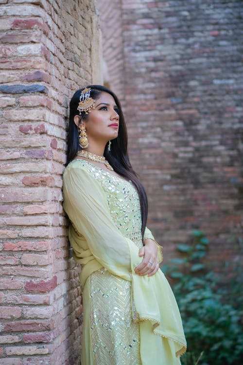 有关传统服饰, 侧面图, 垂直拍摄的免费素材图片