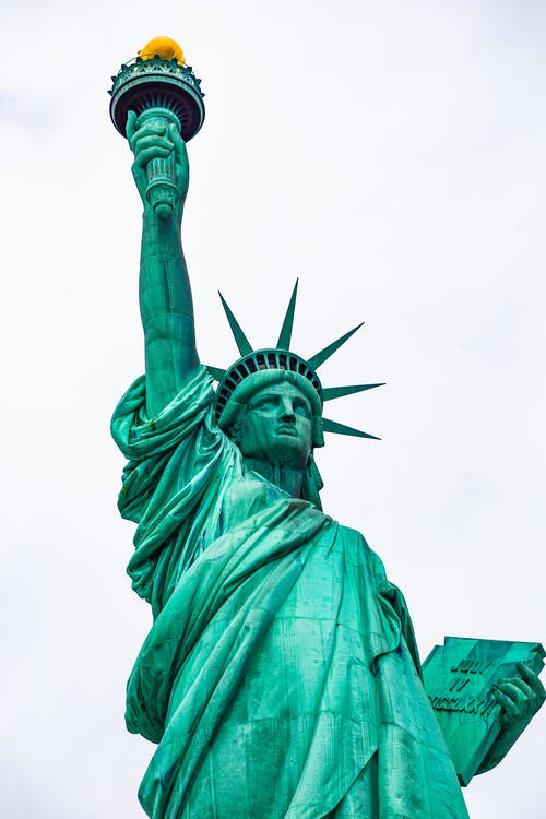 有关人物, 低角度拍摄, 地标的免费素材图片