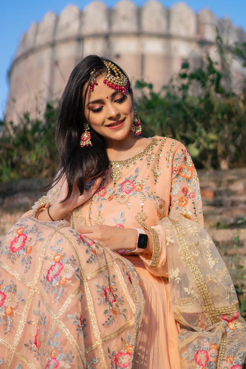 有关坐, 垂直拍摄, 女人的免费素材图片