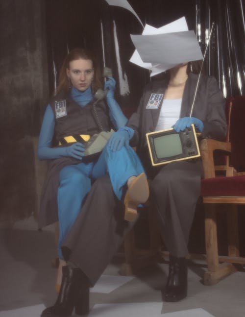 有关坐, 女性, 工作室拍摄的免费素材图片