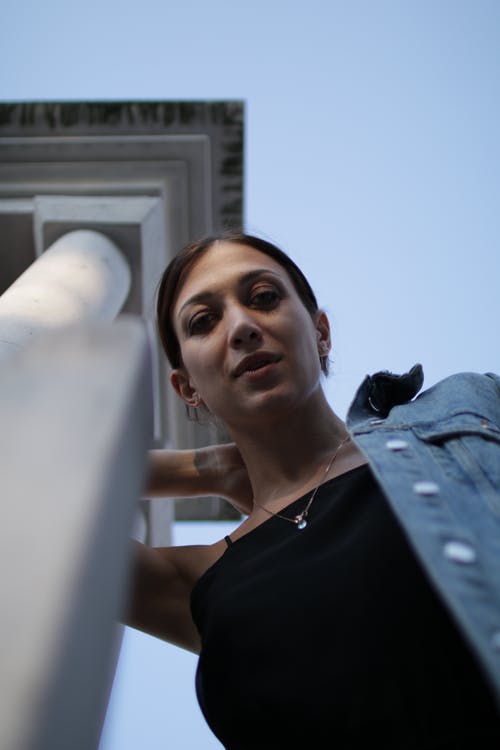 有关低角度拍摄, 垂直拍摄, 女人的免费素材图片