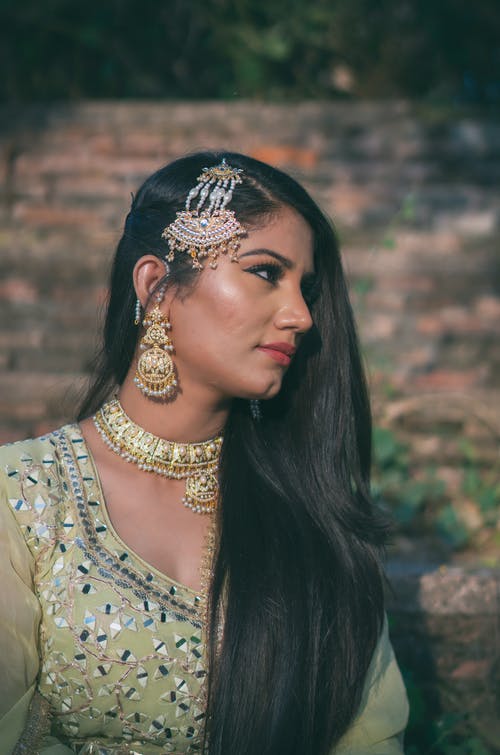 有关传统服饰, 侧面图, 垂直拍摄的免费素材图片