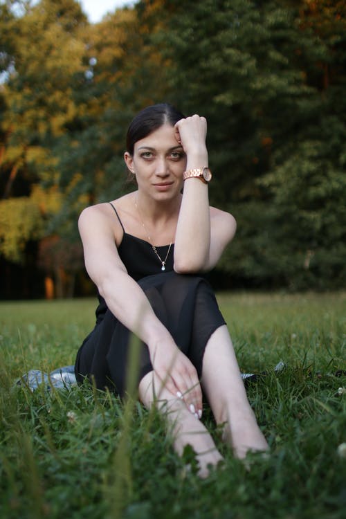 有关坐, 垂直拍摄, 女人的免费素材图片