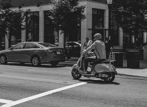 有关人, 单色, 摩托车的免费素材图片