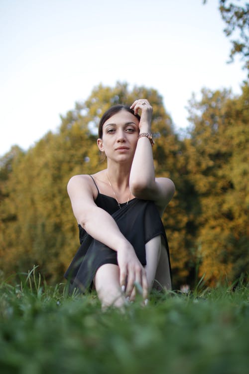 有关低角度拍摄, 坐, 垂直拍摄的免费素材图片