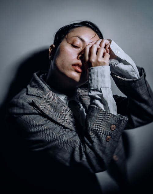 有关垂直拍摄, 女人, 工作室的免费素材图片