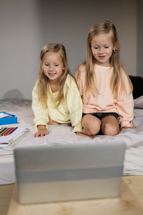 有关兄弟姐妹, 儿童, 在家的免费素材图片