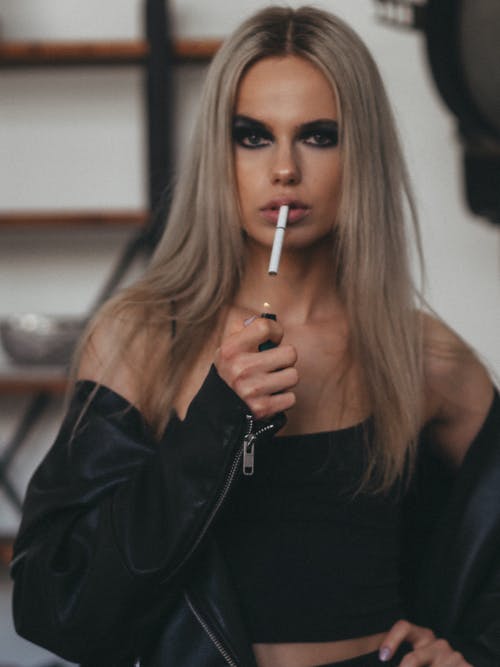 有关垂直拍摄, 打火機, 抽煙者的免费素材图片