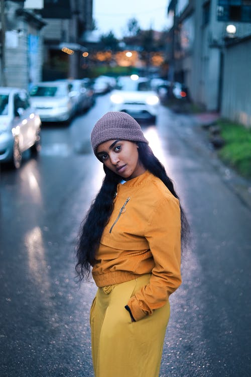 有关（頂部有小羊毛球的）羊毛帽子, 女人, 帽子的免费素材图片