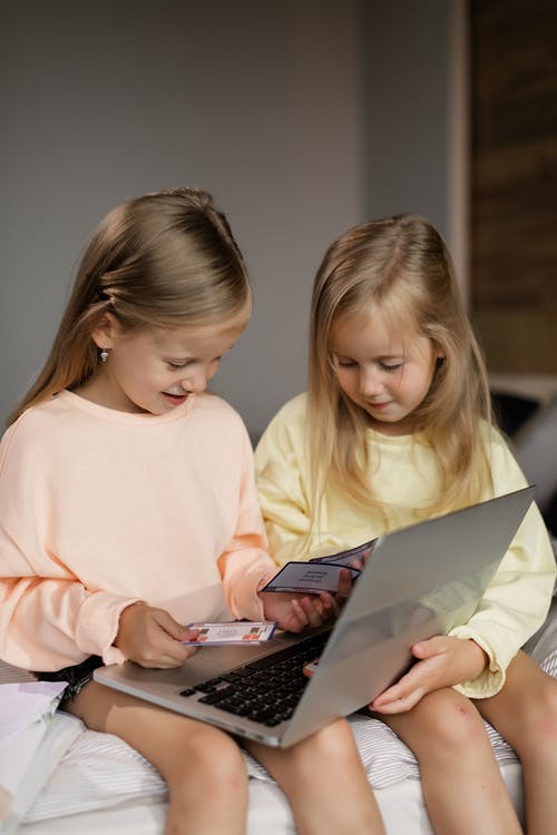 有关兄弟姐妹, 儿童, 在家的免费素材图片