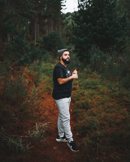 有关（顶部有小羊毛球的）羊毛帽子, 人, 向上看的免费素材图片