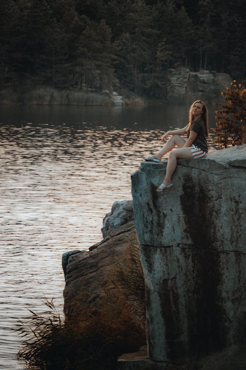 有关坐, 垂直拍摄, 女人的免费素材图片