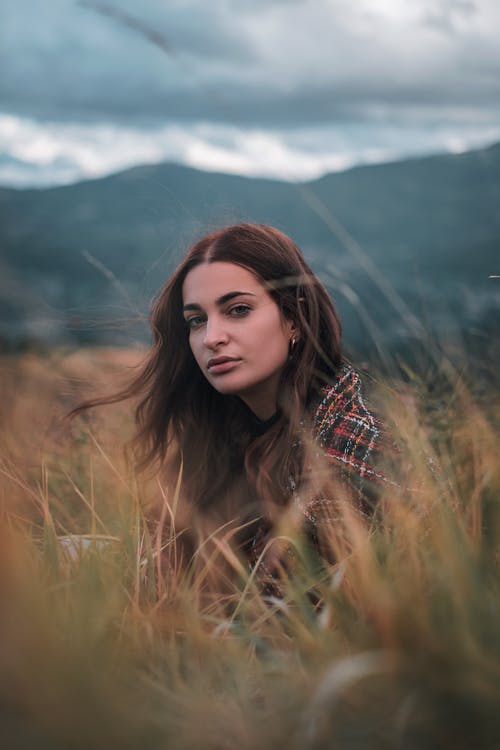 有关垂直拍摄, 女人, 草地的免费素材图片