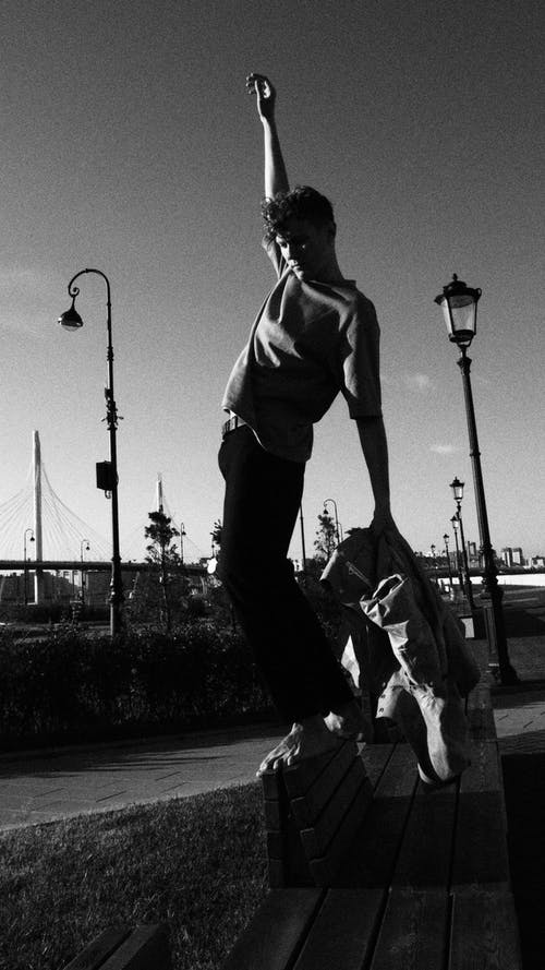 有关举手, 人, 光着脚的免费素材图片