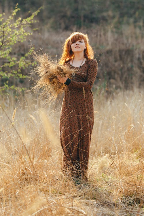 有关乾草, 垂直拍摄, 女人的免费素材图片