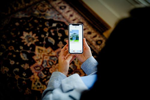 有关传文字讯息, 手机, 握住的免费素材图片