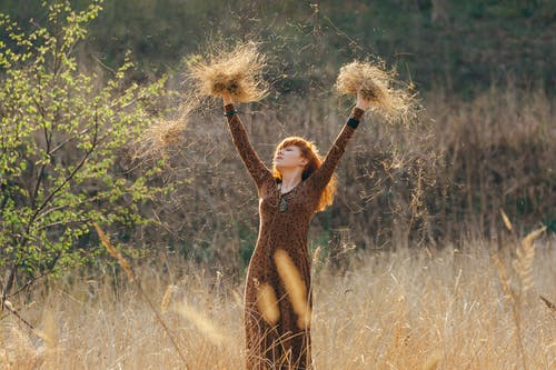 有关举起手臂, 女人, 干草的免费素材图片