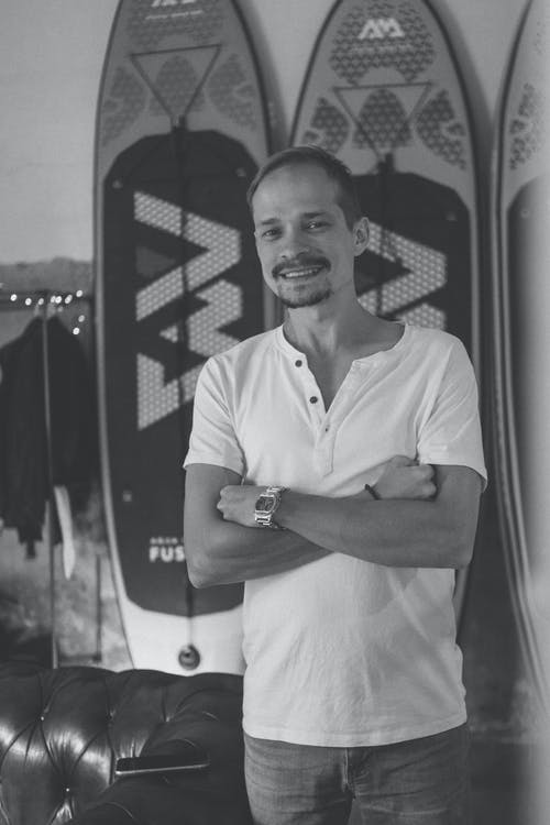 有关人, 双臂交叉, 单色的免费素材图片