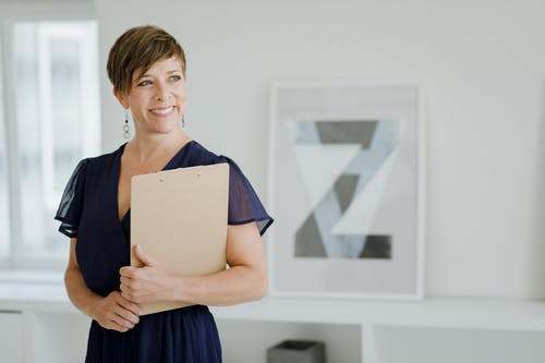 有关咖啡色頭髮的女人, 女人, 寫字夾板的免费素材图片