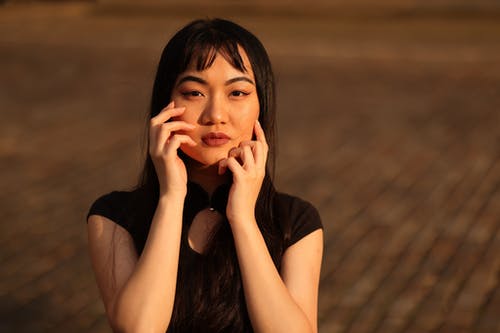 有关双手放在脸上, 特写, 黑色上衣的免费素材图片