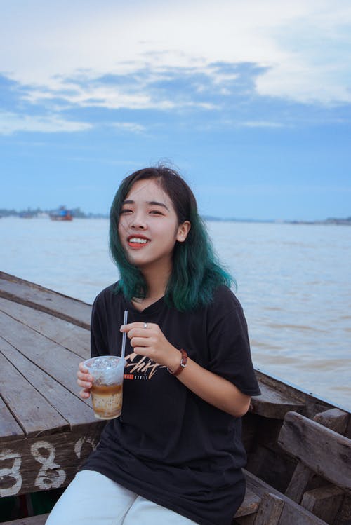 有关喝, 垂直拍摄, 微笑的免费素材图片