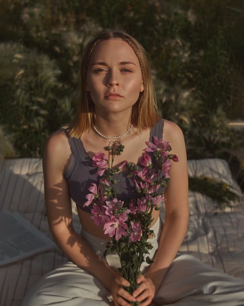 有关坐, 垂直拍摄, 女人的免费素材图片