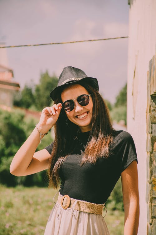 有关垂直拍摄, 墨镜, 女人的免费素材图片