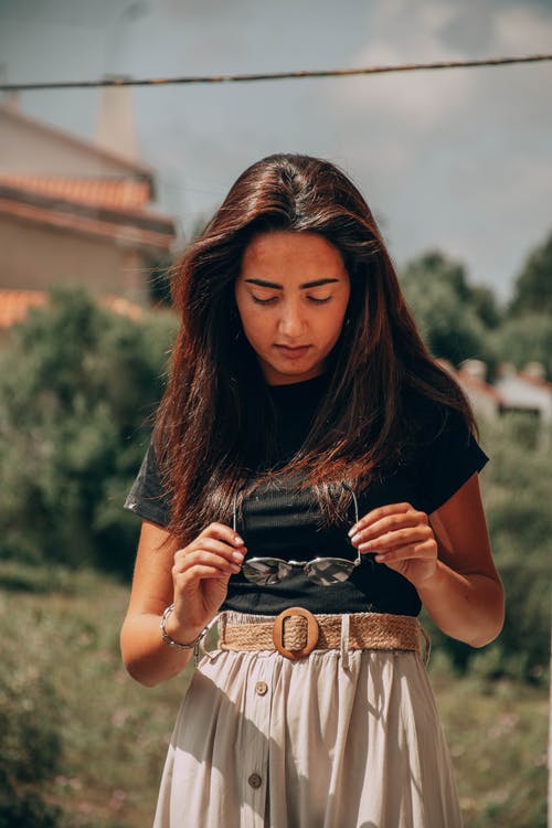有关垂直拍摄, 墨镜, 女人的免费素材图片